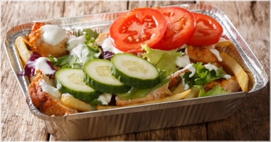 Onze kapsalon doner bestaat uit friet, doner, salade en afgemaakt met gesmolten kaas en saus naar keuze.<br>