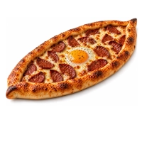 Pide met kaas, turkse worst en ei.