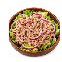 Onze tonijnsalade bestaat uit salade, tonijn, ui en olijven afgemaakt met een frisse salade dressing.