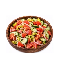Onze coban salade bestaat uit tomaat, komkommer, ui en zoete pepertjes afgemaakt met een frisse salade dressing.