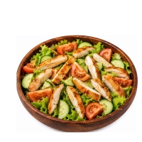 Onze kipfilet salade bestaat uit sla, tomaat, komkommer met kipfilet afgemaakt met een heerlijke frisse salade dressing.