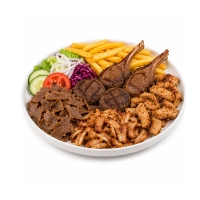 Onze Mix voor twee personen bestaat uit twee lamskoteletten, twee kofte, doner, shoarma en kipfilet. 