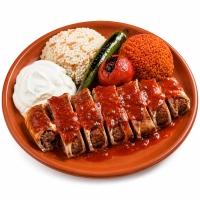 Adana kebab opgerold in een wrap met tomatensaus, hete roomboter en yogurt