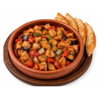 Onze Guvec KIP is een stoofpotje met stukjes kipfilet die gebakken is met aubergine, ui, paprika, verse knoflook en verse tomaat.