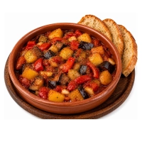 Onze Guvec VEGA is een stoofpotje met aardappel die gebakken is met aubergine, ui, paprika, verse knoflook en verse tomaat.