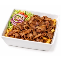 Onze grote kapsalon doner bestaat uit friet, doner, salade en afgemaakt met gesmolten kaas en saus naar keuze.