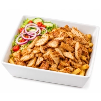 Onze grote kapsalon kipfilet bestaat uit friet, kipflet, salade en afgemaakt met gesmolten kaas en saus naar keuze.