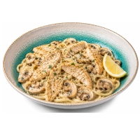 Onze pasta pollo bestaat uit kipfilet, champignons in roomsaus.Geserveerd met Parmazaansekaas en met stukje citroen.