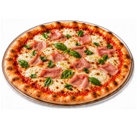 Tomatensaus, kaas, ham en verse basilicum.