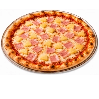 Tomatensaus, kaas, ham en stukjes ananas.