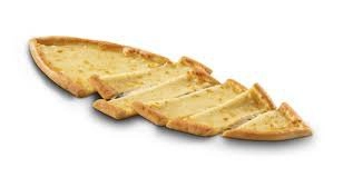 Pide met kaas, fetakaas en ei.