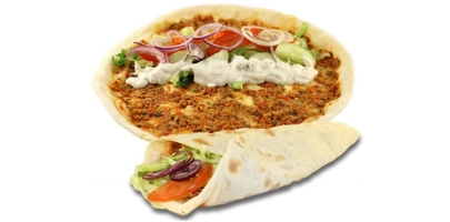 Lahmacun met salade en saus naar keuze.